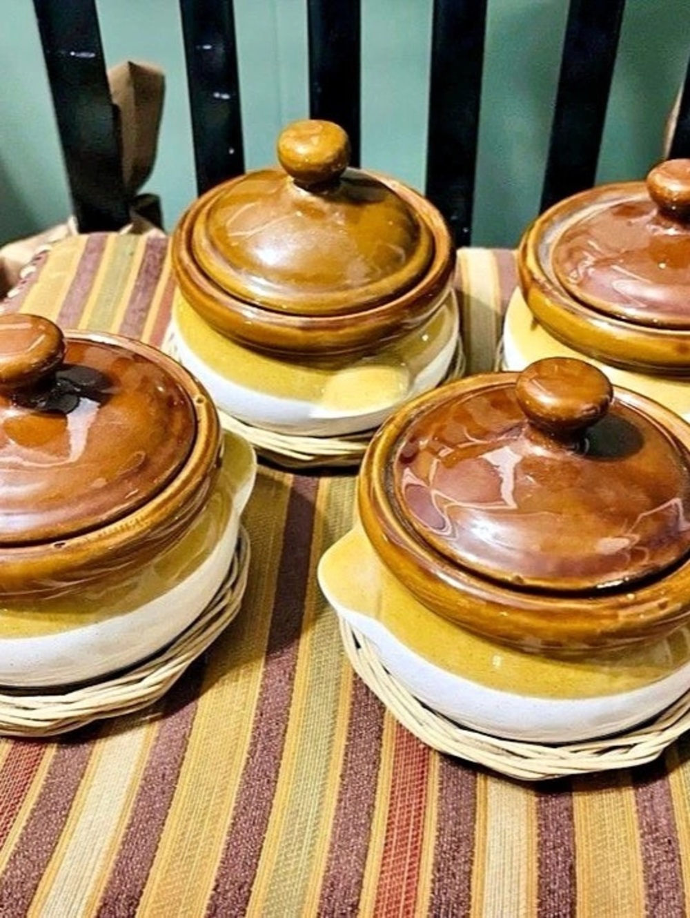 GAILSTYN-SUTTON: BRITTANY STONEWARE Set of 4 RAMEKINS/SOUPS w/RATTAN TRIVETS NEW